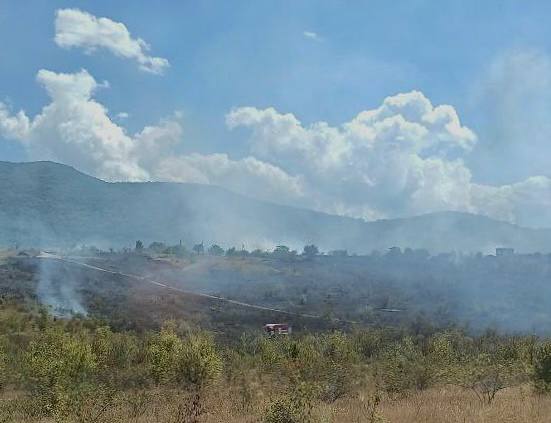 В Симферопольском районе горит сухая трава: в ликвидации пожара задействована авиация