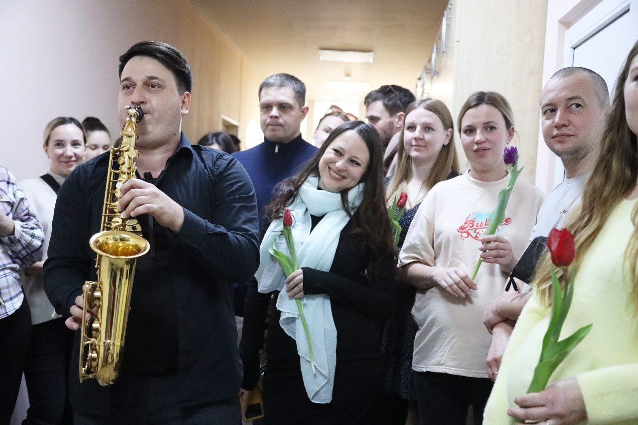 В роддоме Симферополя женщин поздравили с 8 марта - фоторепортаж