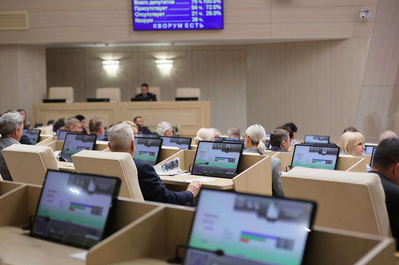 В Симферополе проходит заседание сессии Госсовета Крыма