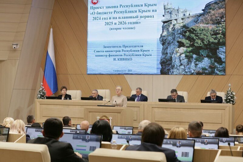 В Симферополе проходит сессия Госсовета Крыма - фоторепортаж