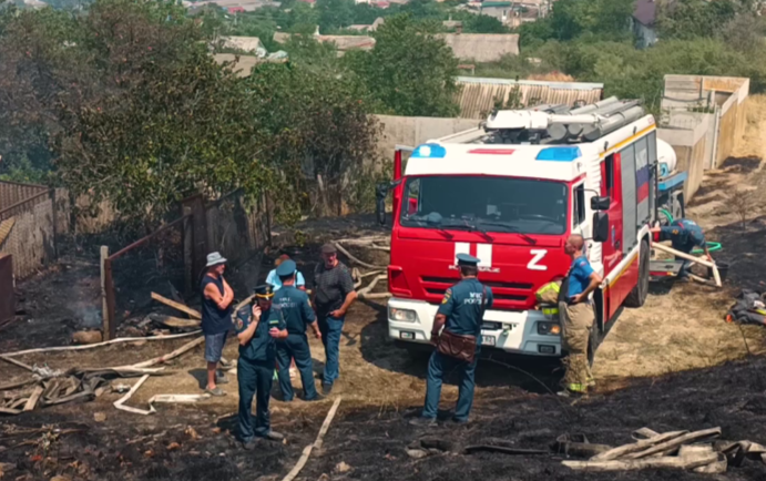 Более 30 огнеборцев тушат крупный пожар в Феодосии