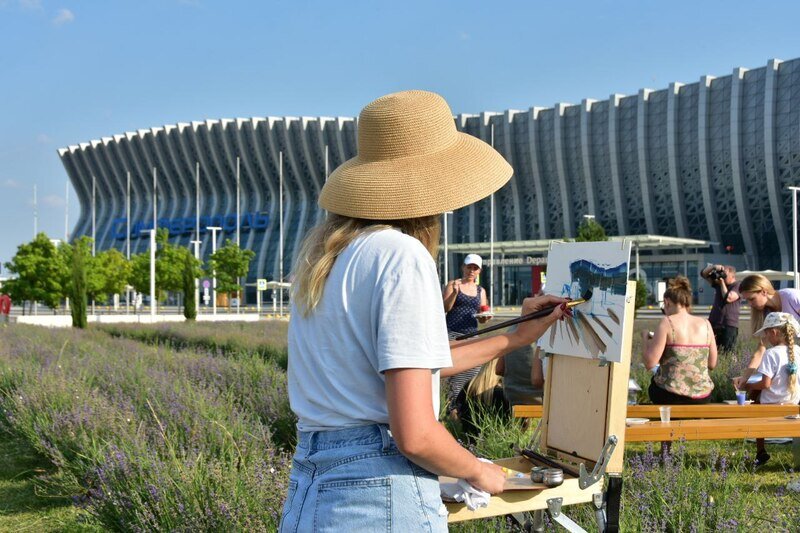 В Симферополе прошёл танцевальный флешмоб и пленэр на закате - фото