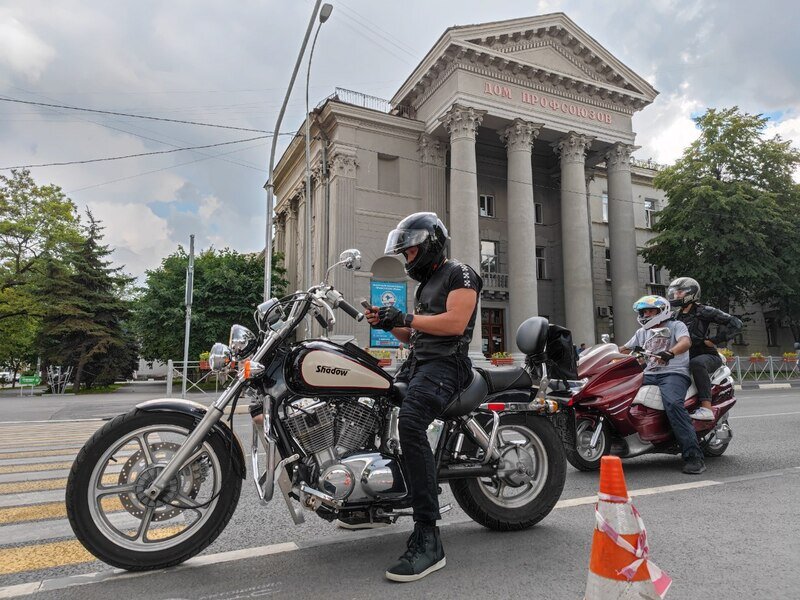 В Симферополе стартовал мотопробег участников байк-шоу: фото