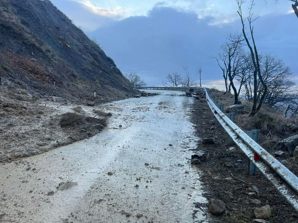 Под Алуштой сход селя частично заблокировал дорогу на Верхнюю Кутузовку