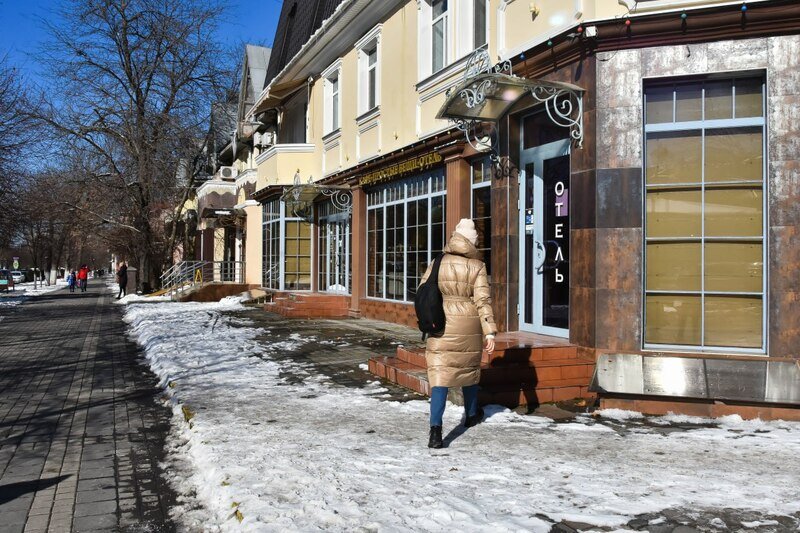 На скользкой дорожке: кто должен чистить от снега и льда пешеходные дорожки, ступеньки и входные группы