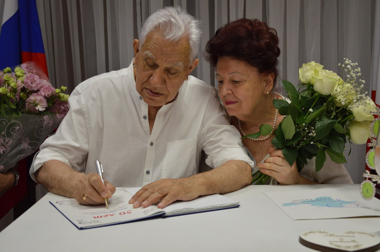 Увидел её и сразу всё понял: ялтинские пенсионеры отпраздновали 50 лет брака