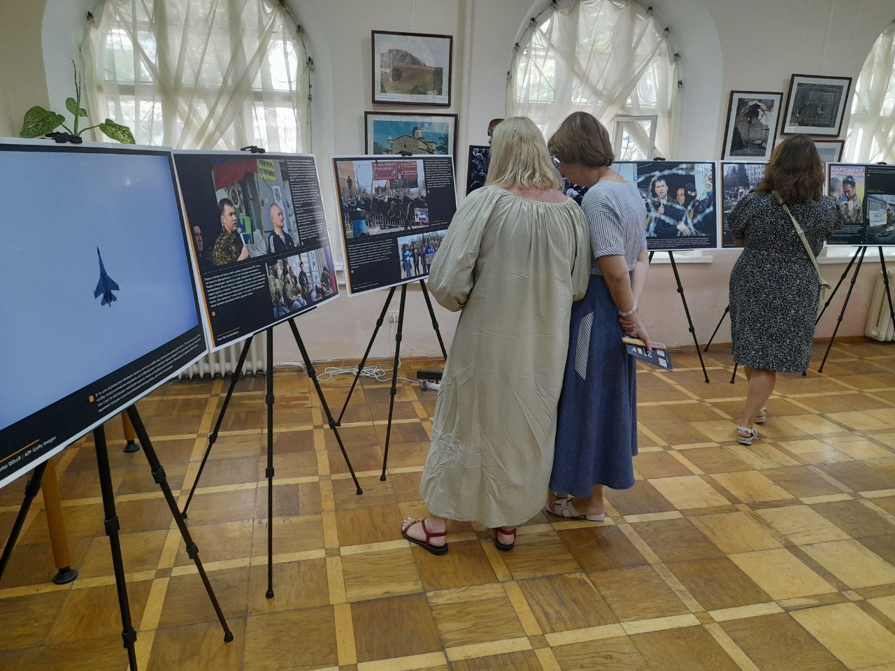 В Крыму показали экспресс-выставку, посвящённую началу Русской весны в Луганске