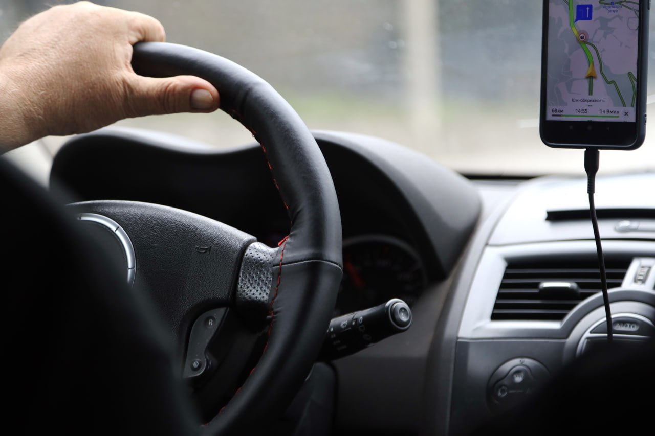 Пьяный ялтинец согласился помочь пенсионеру перепарковать машину и угнал её