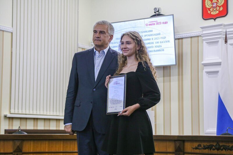 Аксёнов наградил стобалльников по ЕГЭ и призёров всероссийской Олимпиады школьников