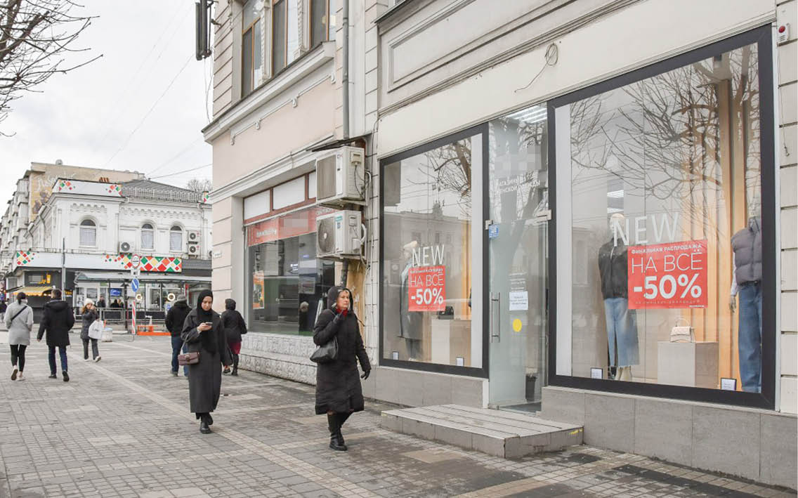 Крымчане пытаются сдать в магазины ношеные карнавальные костюмы и вечерние платья