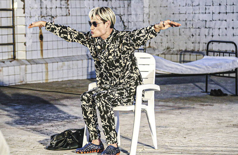 На дне: в Николаевке прошёл премьерный показ спектакля «Выбрать | удалить»