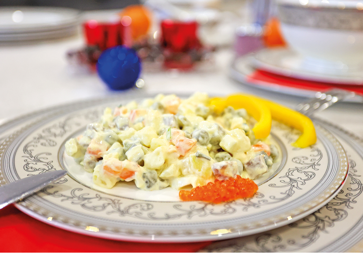 Диетолог рассказала, как не переесть салатов, что должно быть на столе в новогоднюю ночь и как сбросить лишний вес после праздников