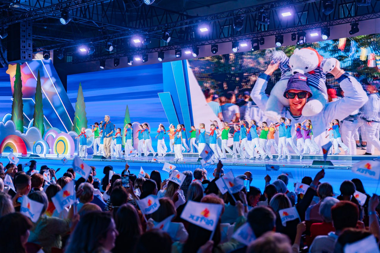 В национальном центре "Россия" состоялся концерт, посвящённый 100-летию лагеря "Артек"