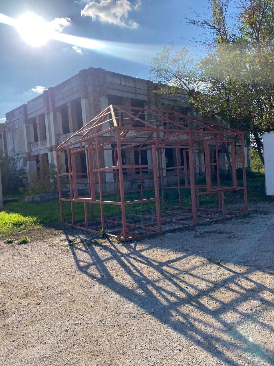 Прокуратура требует ограничить доступ к заброшенному зданию в Саках