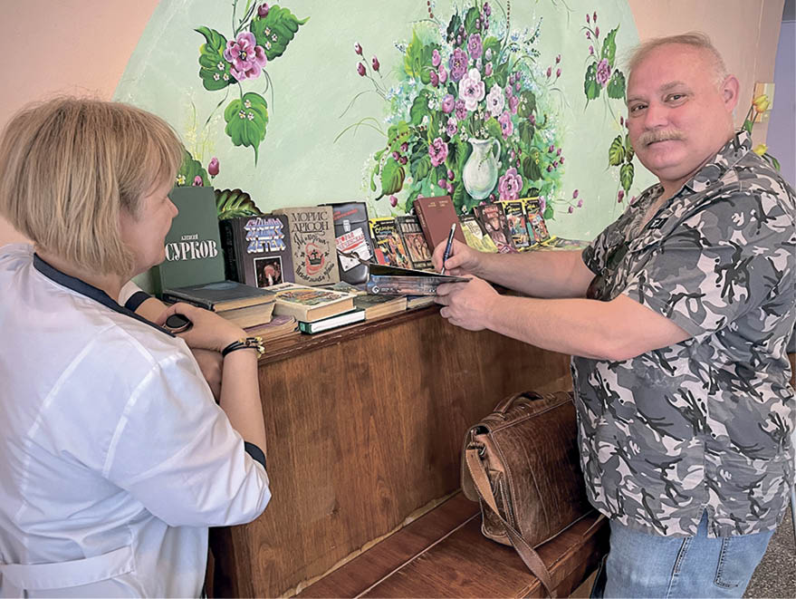 Писатель Андрей Белянин встретился с бойцами СВО в Феодосийском военном санатории