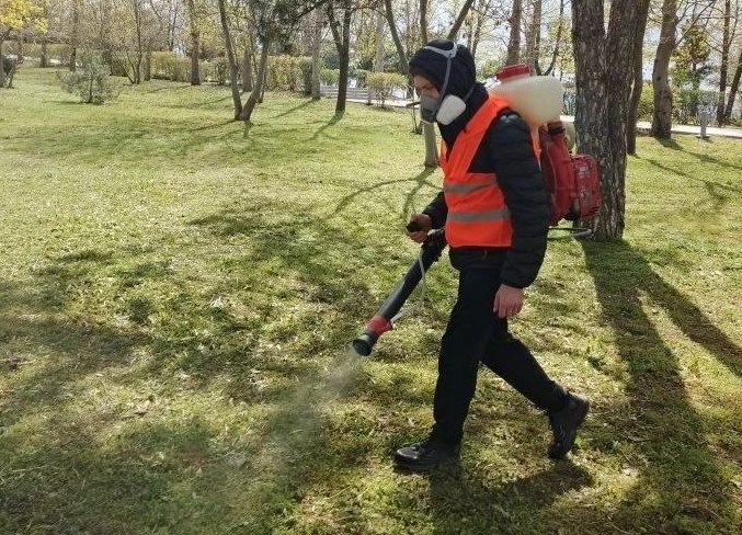 Свыше 130 гектаров травы в Симферополе обработали от клещей