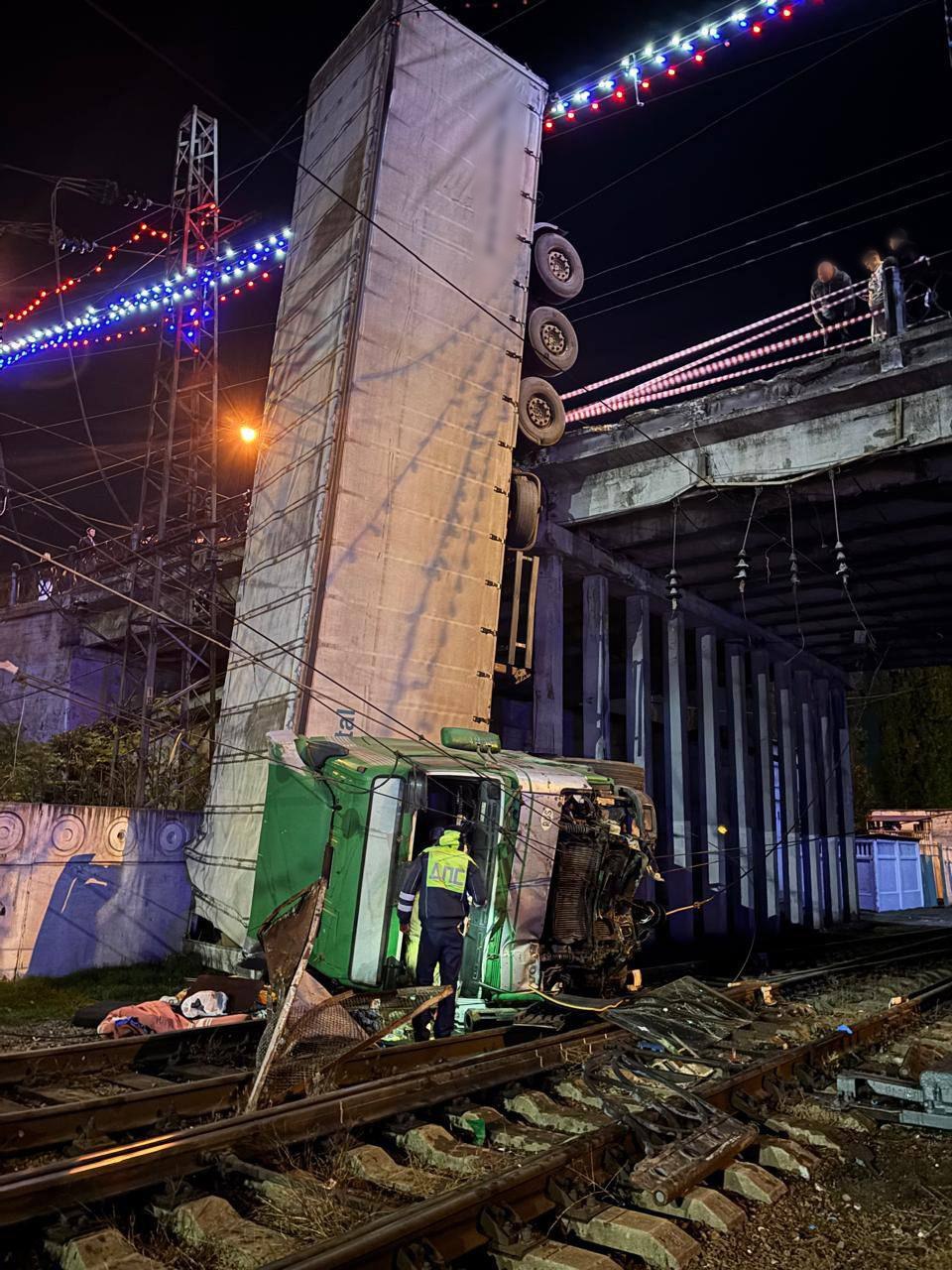 По факту ДТП с фурой в Симферополе проводится проверка: уже составлено три протокола на водителя