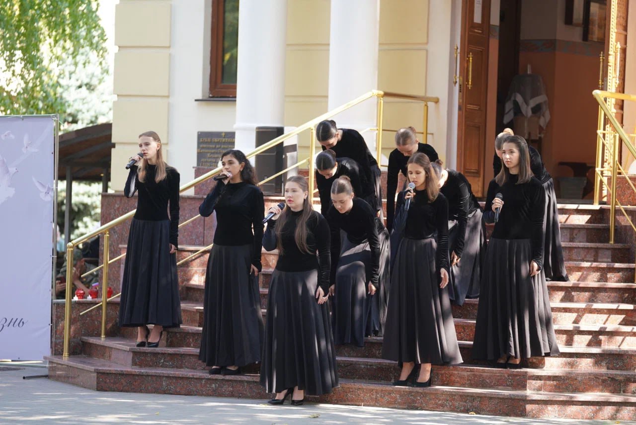 "Без приказа — по зову сердца": в Симферополе прошла памятная акция ко Дню солидарности в борьбе с терроризмом