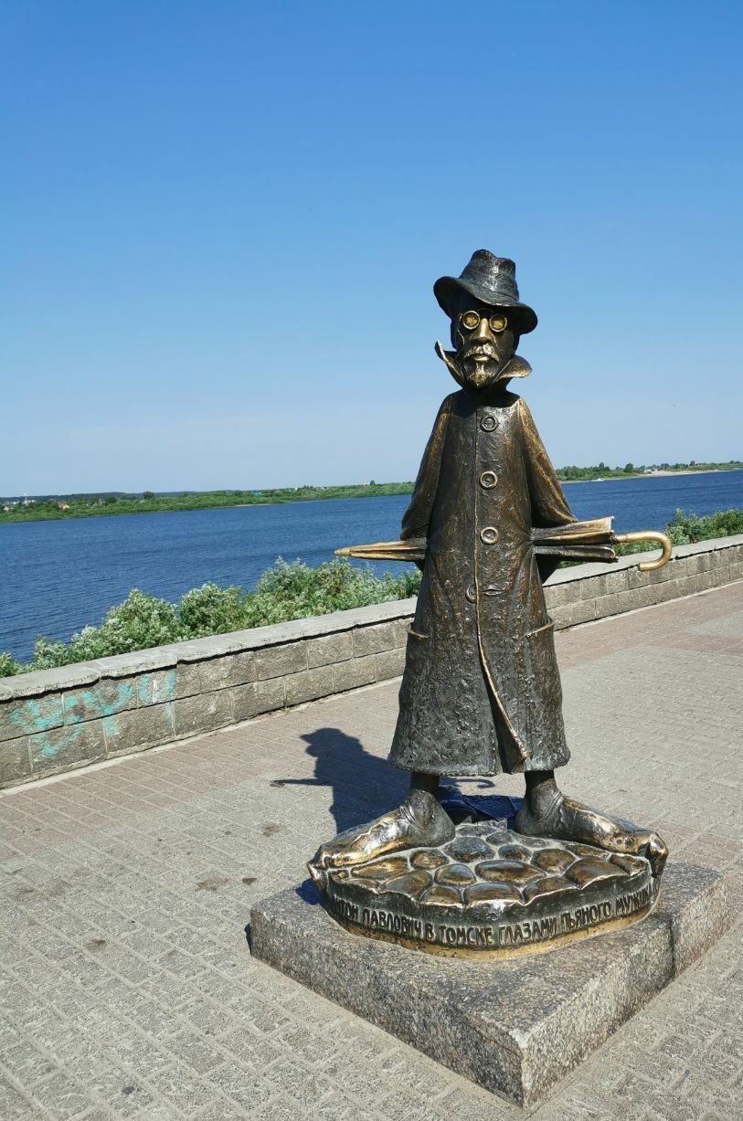 Почему в Томске Чехов босиком, а в Ялте — в костюме: два необычных памятника писателю