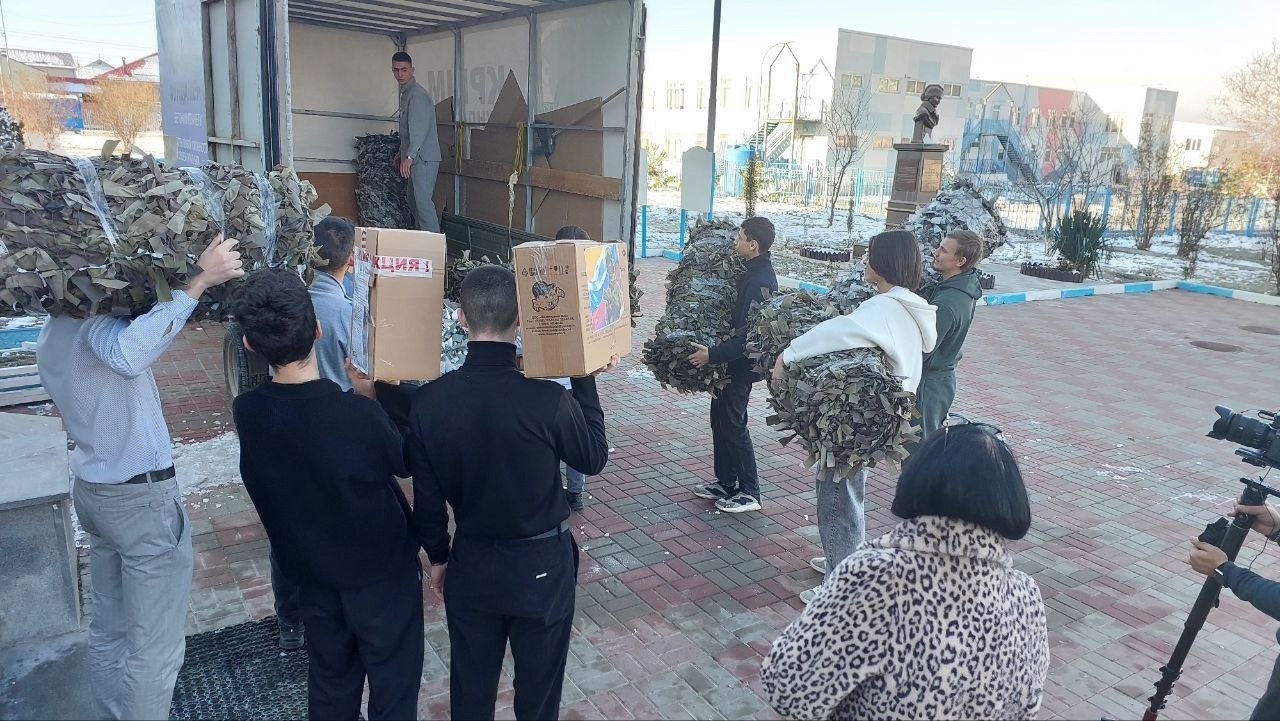 Симферопольские школьники сплели маскировочные сети для бойцов СВО