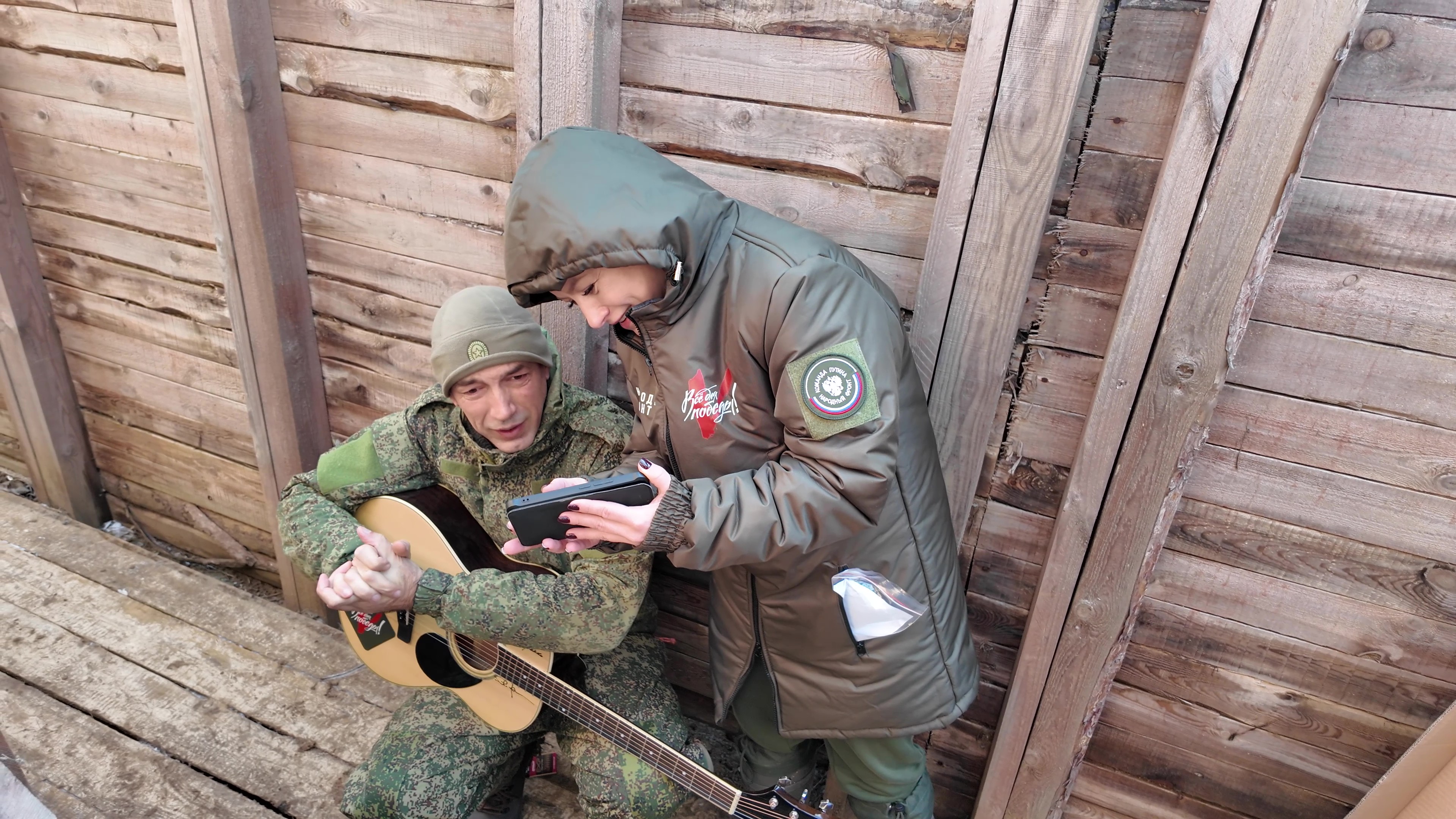 Штурмовик с херсонского направления получил гитару от актёра  Игоря Петренко