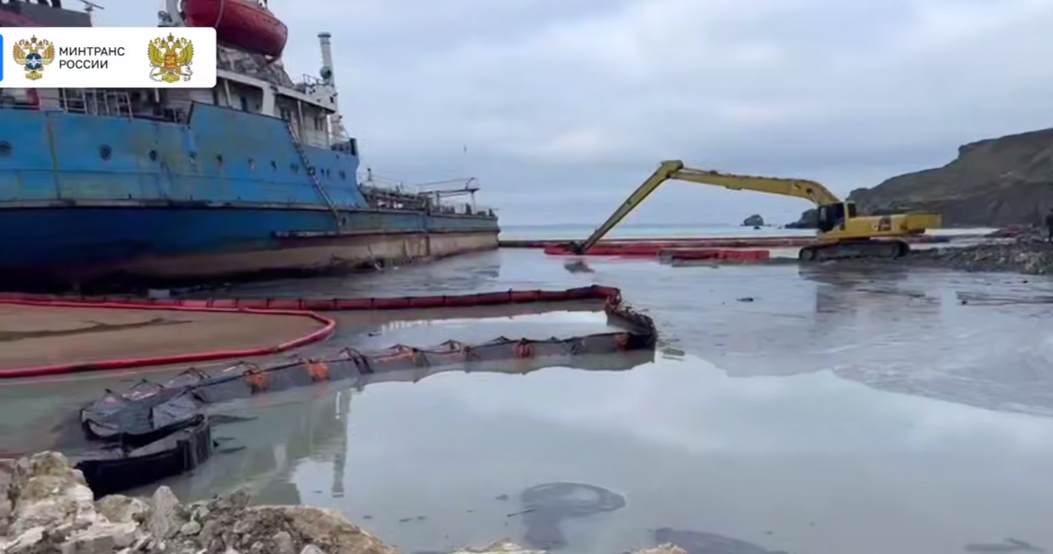 Для вывоза собранного с воды и берега мазута из танкера «Волгонефть-239» задействовали железнодорожный состав из семи вагонов