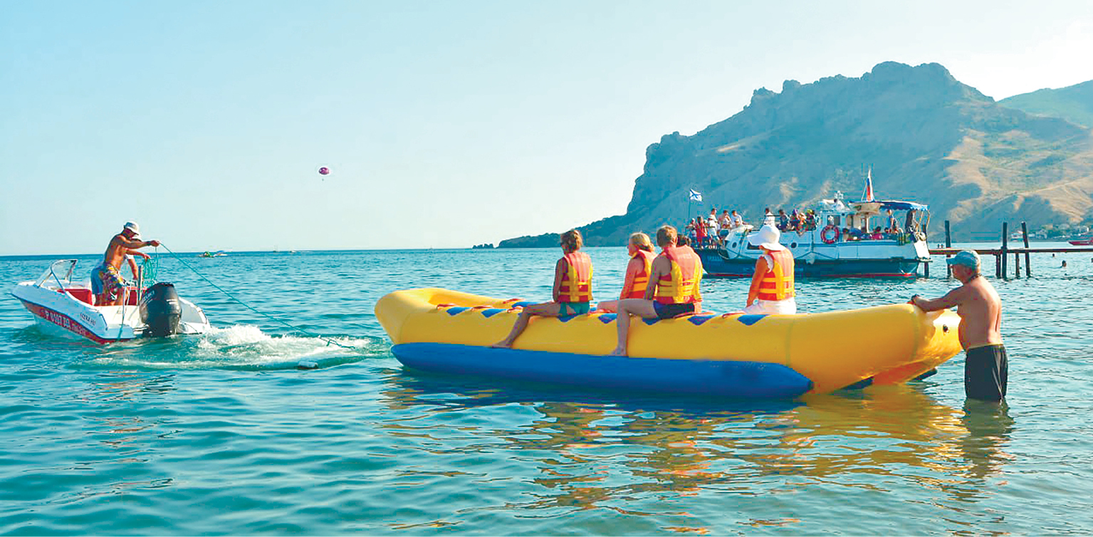 Какой из водных аттракционов самый опасный и кто следит за «плюшками» и «бананами»