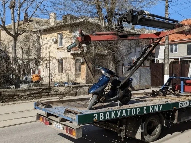 В Евпатории поймали малолетних мопедистов без прав