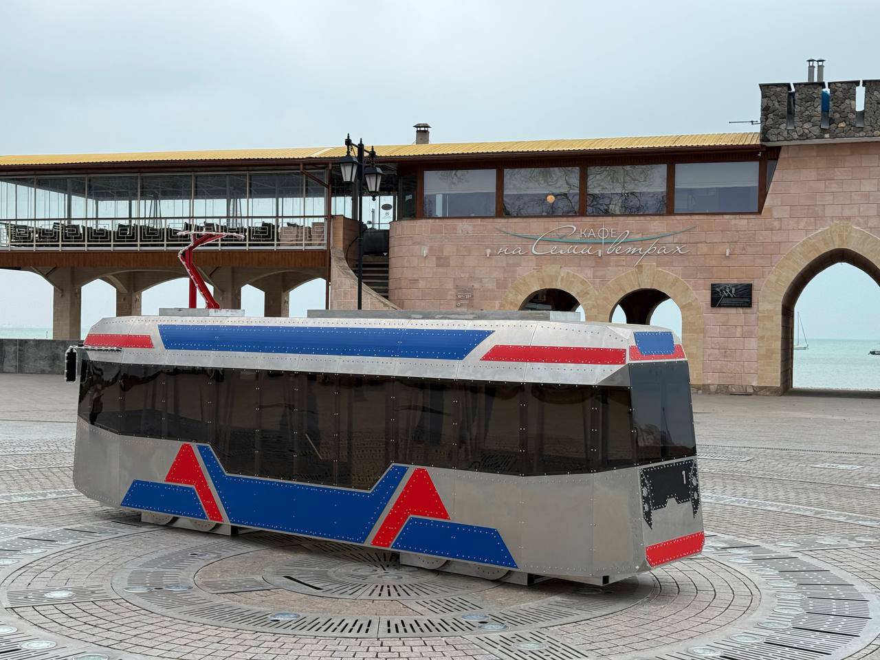 В центре Евпатории установили мини-трамвай 