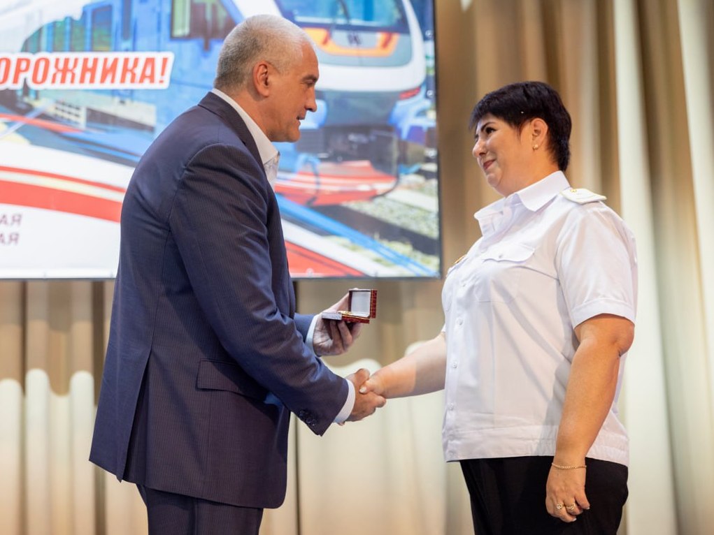 Значимость их труда сложно переоценить: Аксёнов поздравил железнодорожников с предстоящим профессиональным праздником