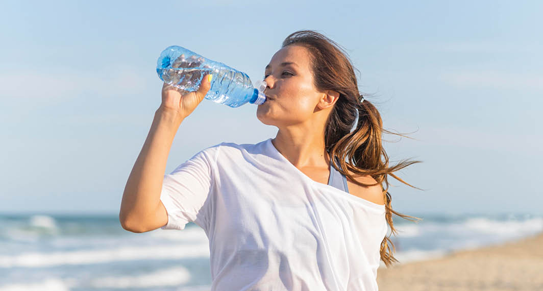 Эксперт рассказала, почему в организме задерживается жидкость и как избавиться от отёков