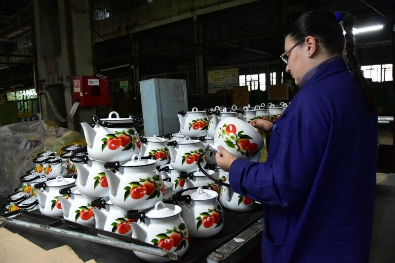 Как на Керченском металлургическом заводе делают эмалированную посуду