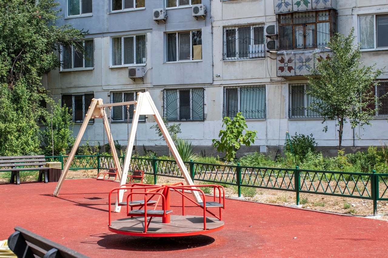 В Симферополе благоустроили десять дворовых территорий.