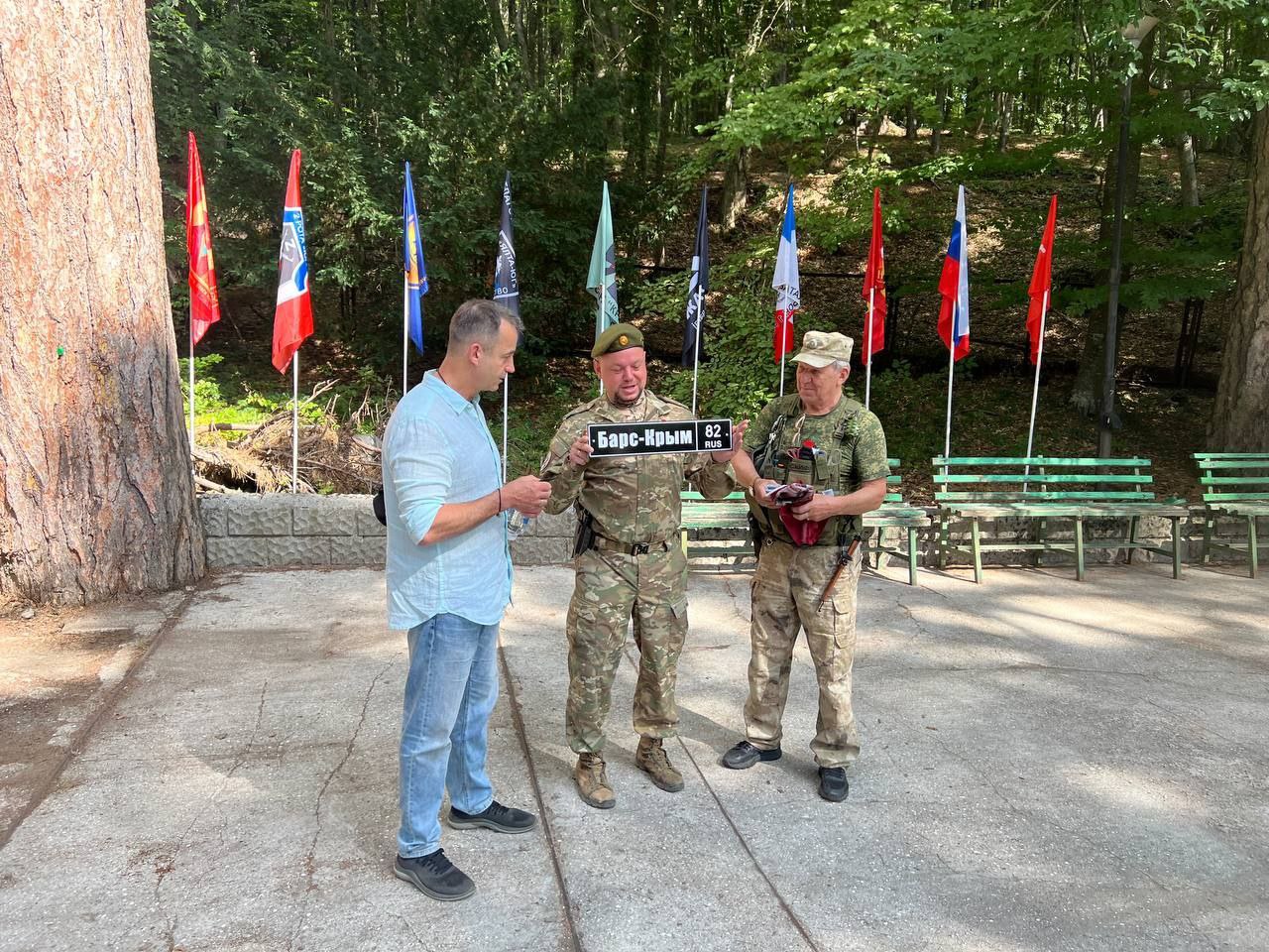 Защитники Крыма подарили актёру Дмитрию Певцову фирменный автомобильный номер