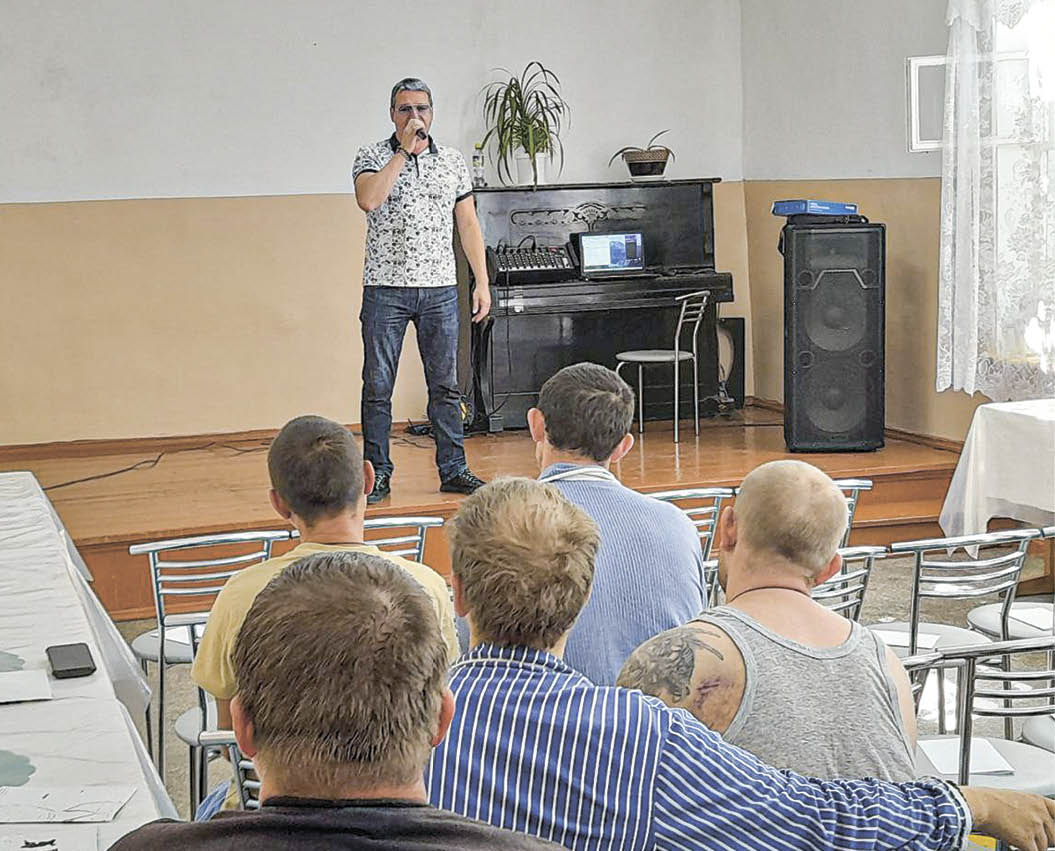 Весточка с "гражданки" и кусочек семейного тепла: Юрий Магомаев рассказал о своих концертах "за ленточкой"