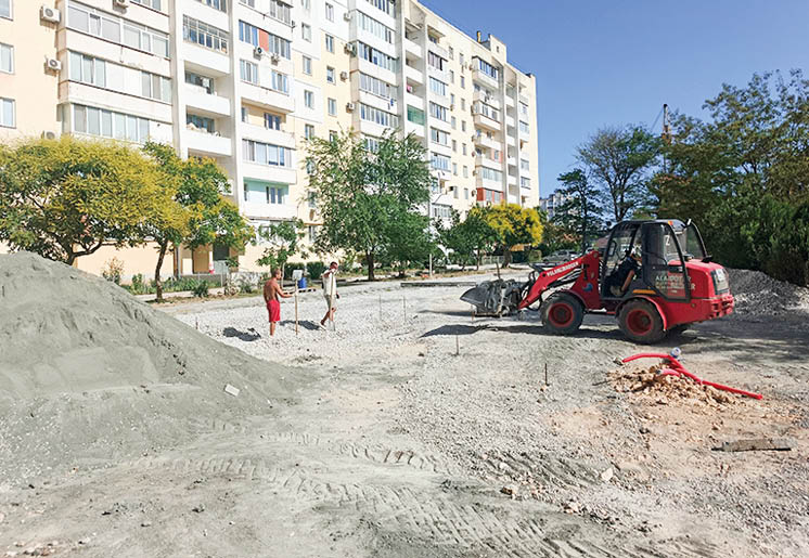К осени в Евпатории благоустроят 10 дворовых территорий