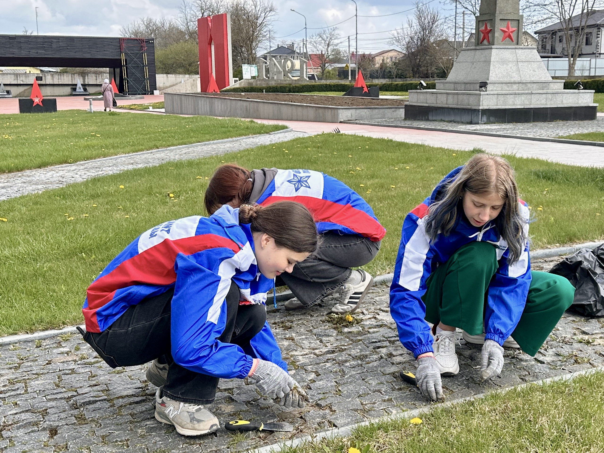 Студенческие отряды Крыма благоустроили мемориальный комплекс «Концлагерь «Красный»