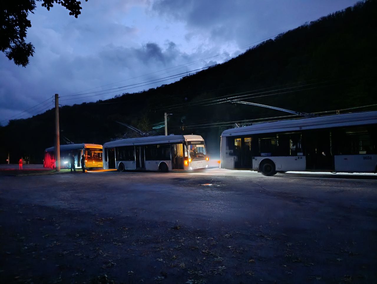 Более двух часов стоят троллейбусы в районе Ангарского перевала из-за отсутствия напряжения в сети 