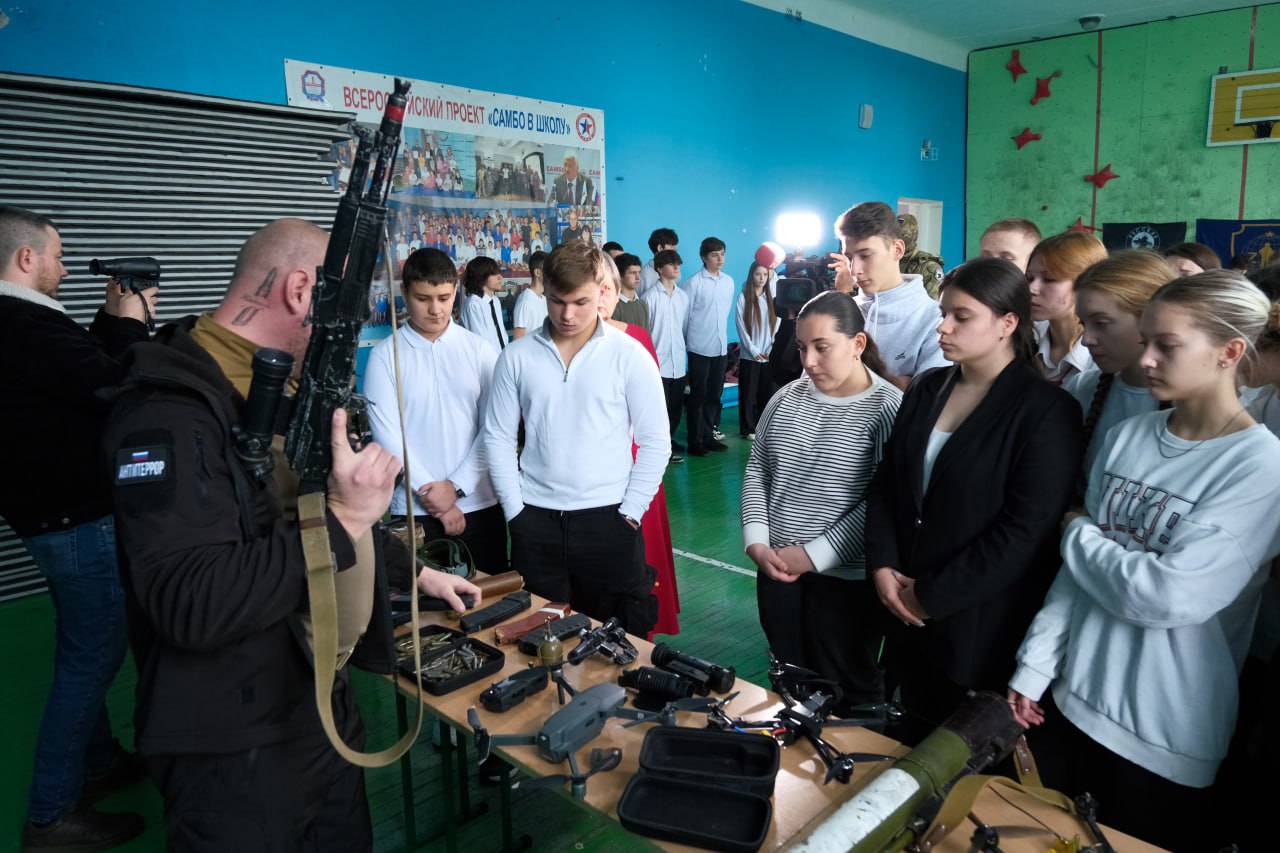 В Ялте ветераны СВО провели урок мужества для школьников