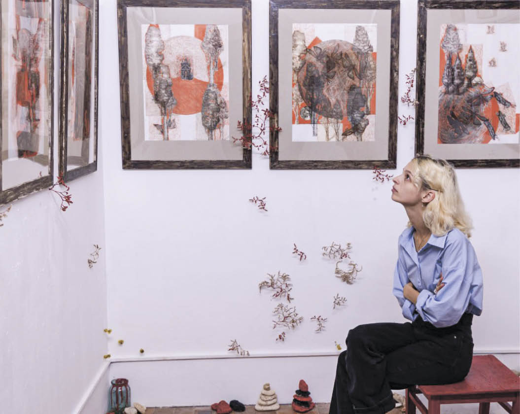 Символы из разных локаций: в Симферополе открылась выставка офортов Анны Павленко