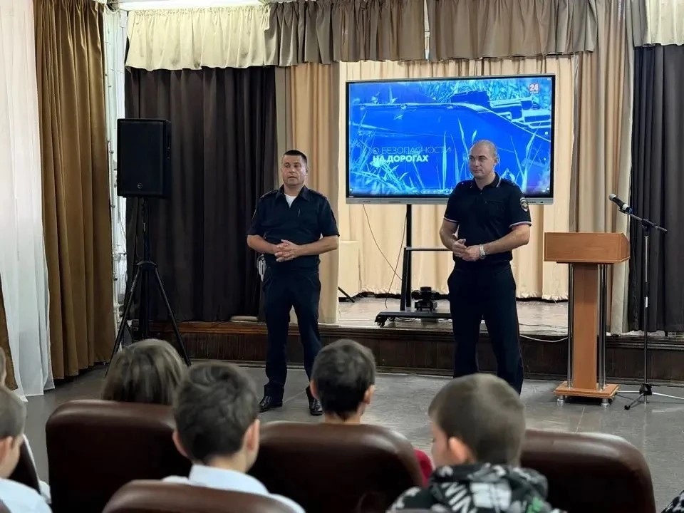 В Джанкое полицейские провели урок безопасности для старшеклассников