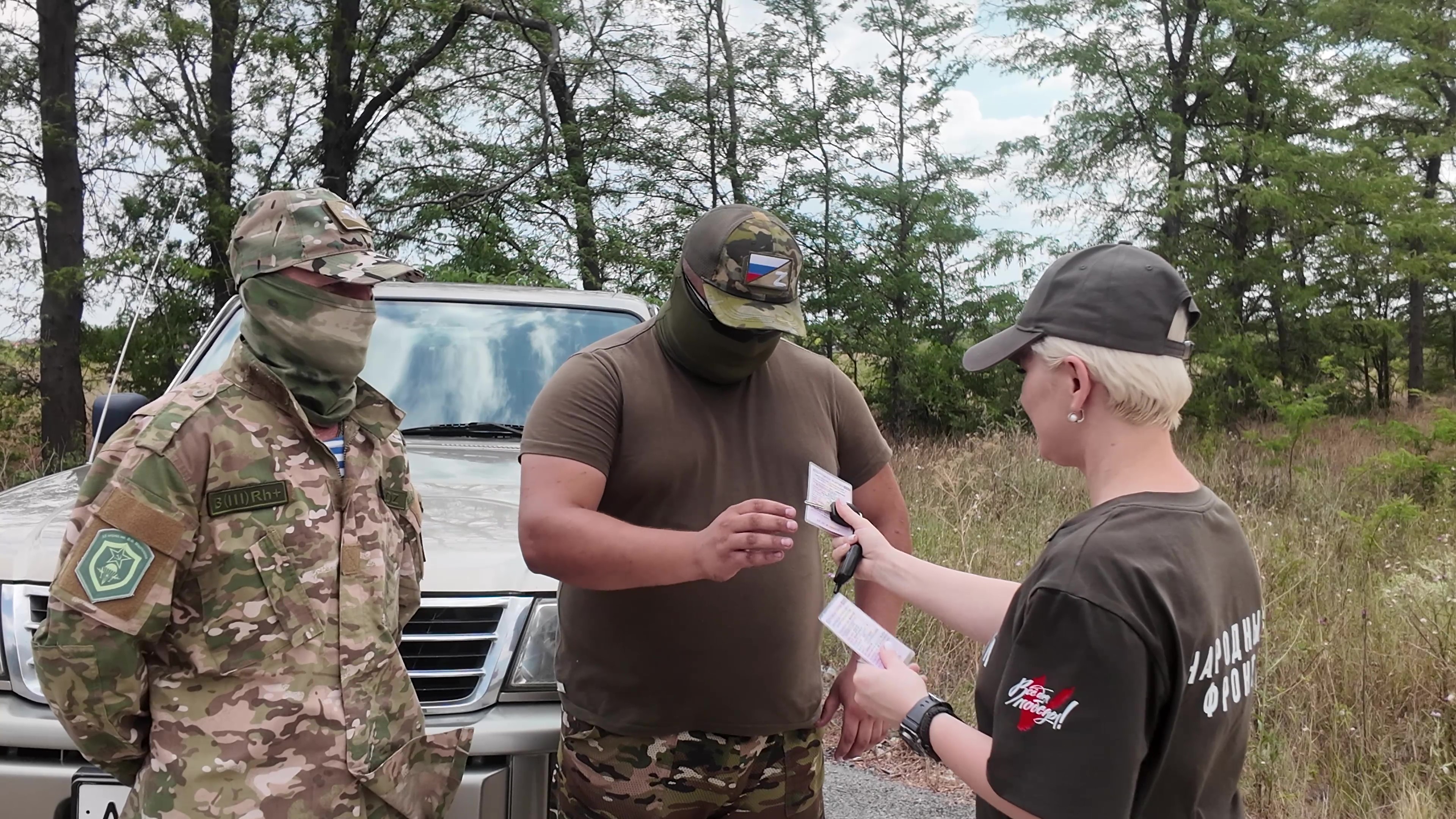 Крым передал на фронт два автомобиля