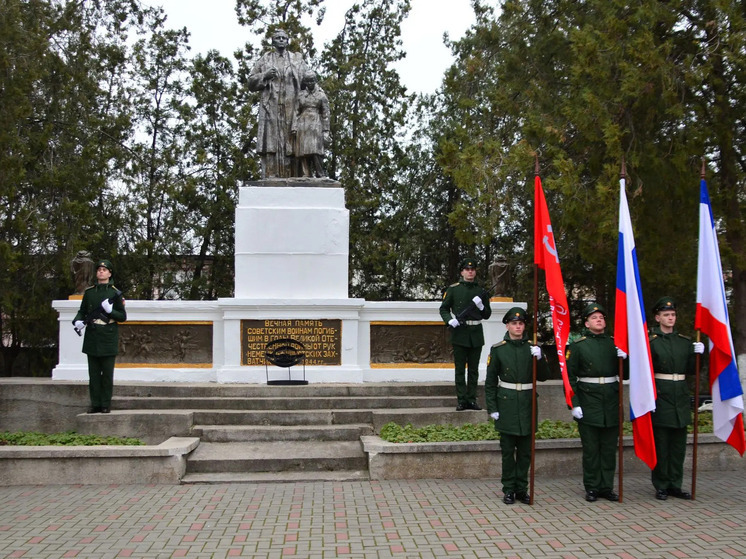 Руководство УФСИН по Крыму и Севастополю почтило память павших защитников на Военном мемориальном кладбище