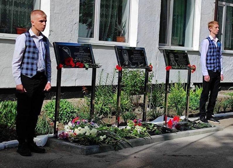 В школе Белогорского района увековечили память погибших в зоне СВО выпускников