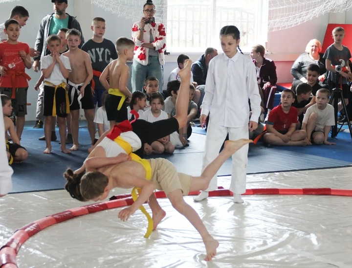 Школьники-сумоисты поборолись в Алупке в честь Дня космонавтики