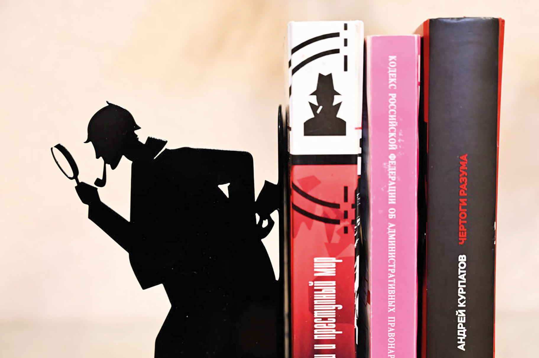 Сколько стоят услуги частного сыщика в Крыму, что с собой носят детективы и чем отличаются от полицейских