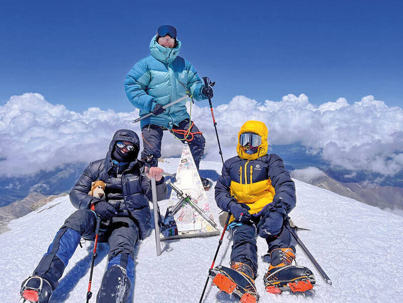 Крымские поклонники норвежской ходьбы поднялись на Эльбрус