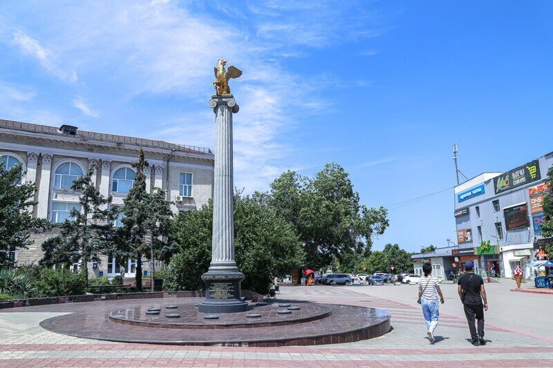 Аксёнов поздравил керчан с 50-летием присвоения звания Города-героя 