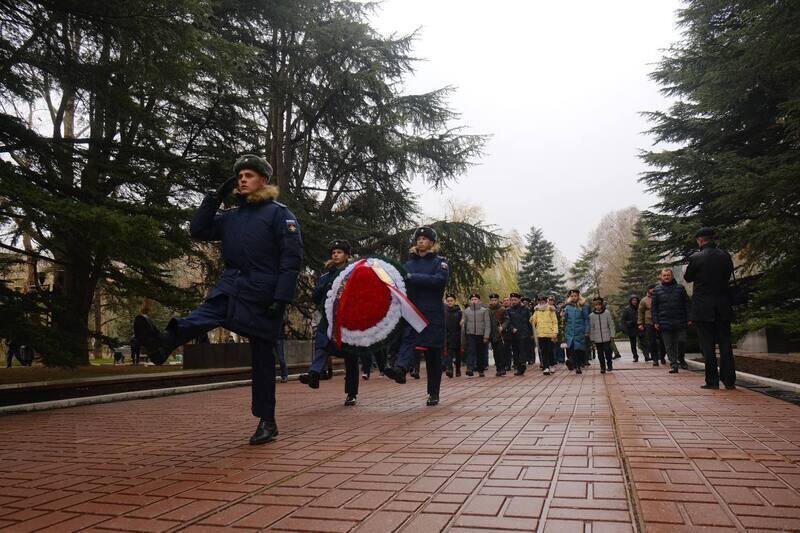 В Симферополе возложили цветы к памятнику Неизвестного солдата