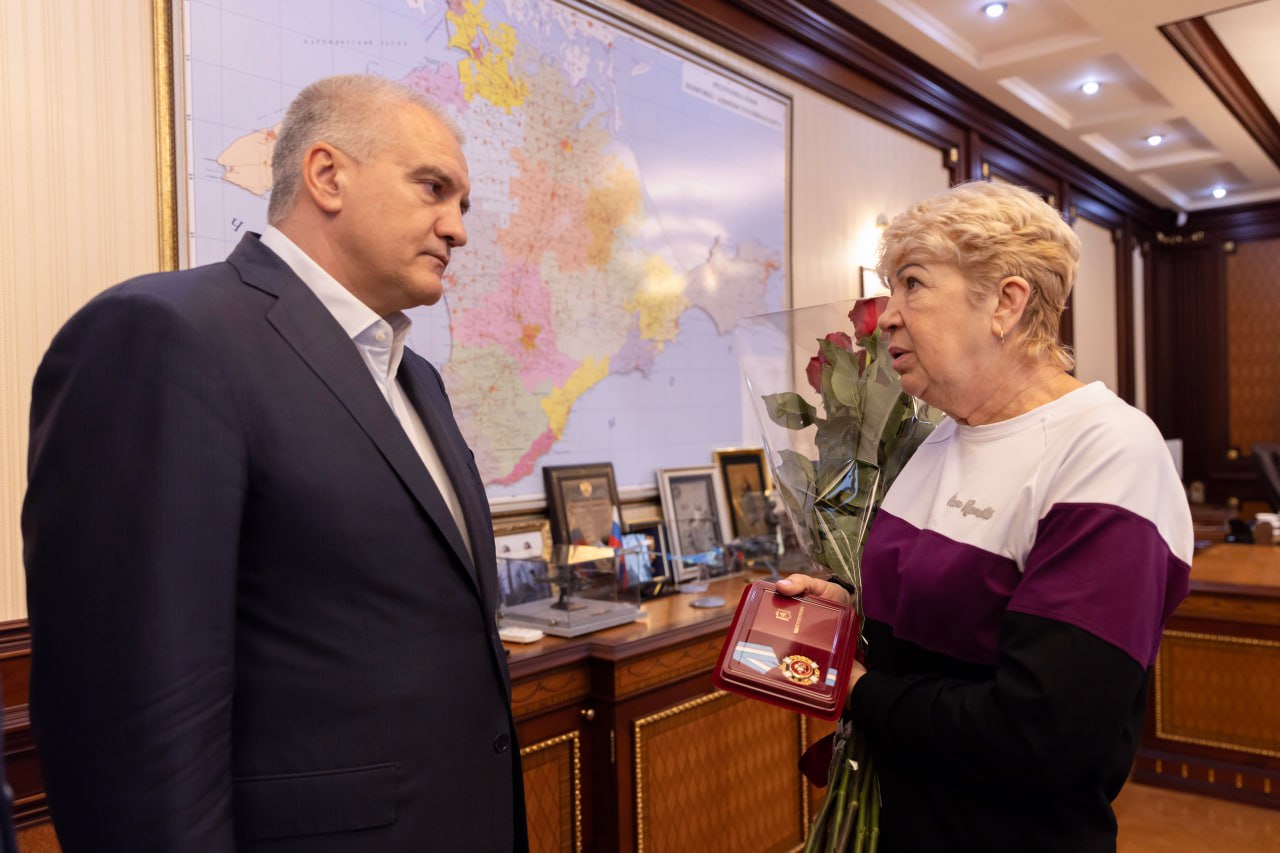 Сергей Аксёнов передал матери погибшего героя СВО орден «За верность долгу»